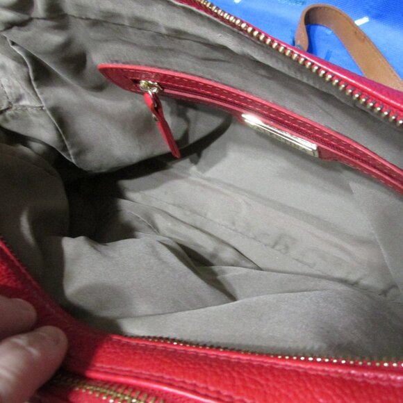 P1353-NWOT Valentina Red Pebble Italian Leather Crossbody Dual Entry - Picture 7 of 9